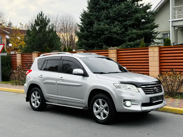 Toyota RAV4 - фото 1