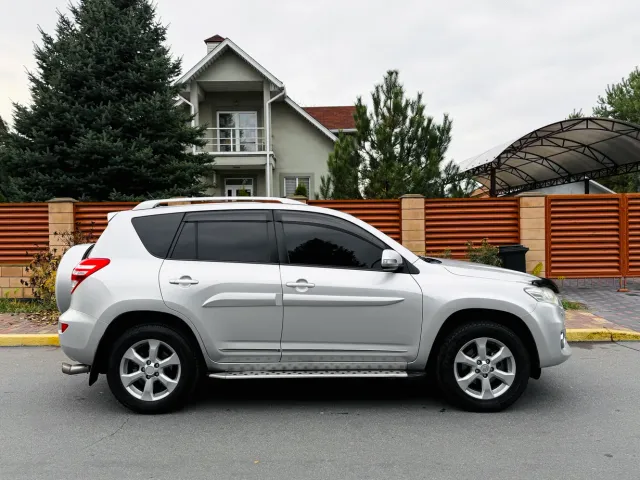 Toyota RAV4 - фото 3