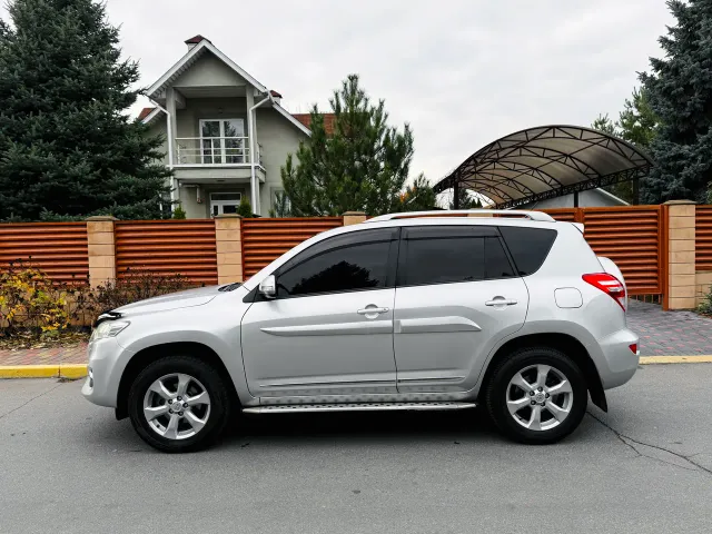 Toyota RAV4 - фото 4
