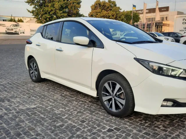 Nissan Leaf - фото 2