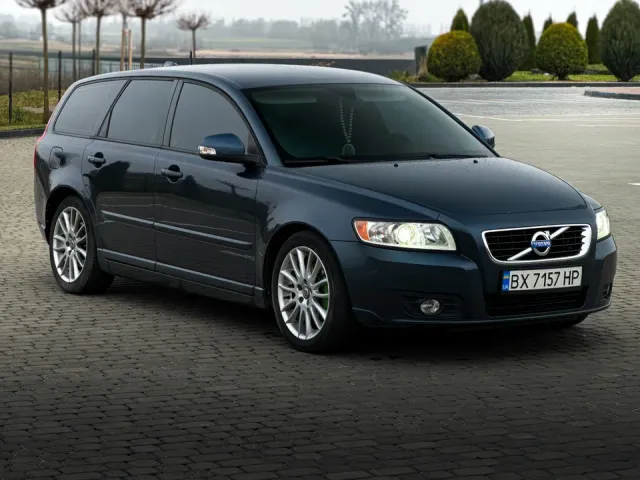 Volvo V50 - фото 1