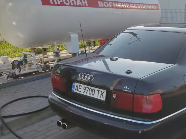 Audi A8 - фото 1