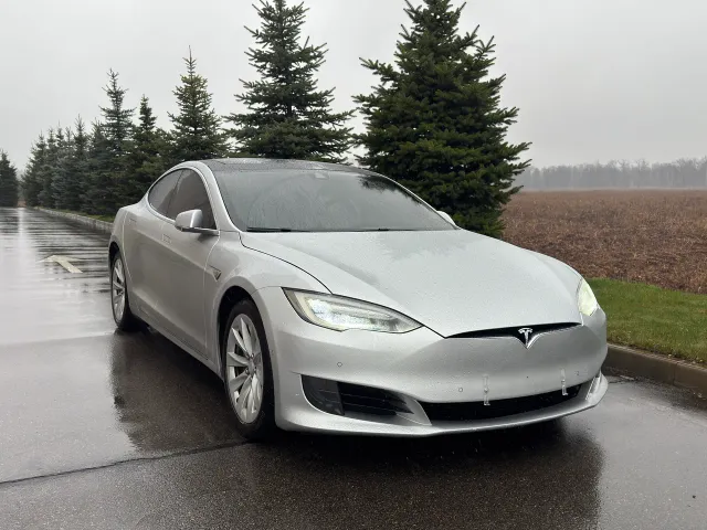 Tesla Model S - фото 1