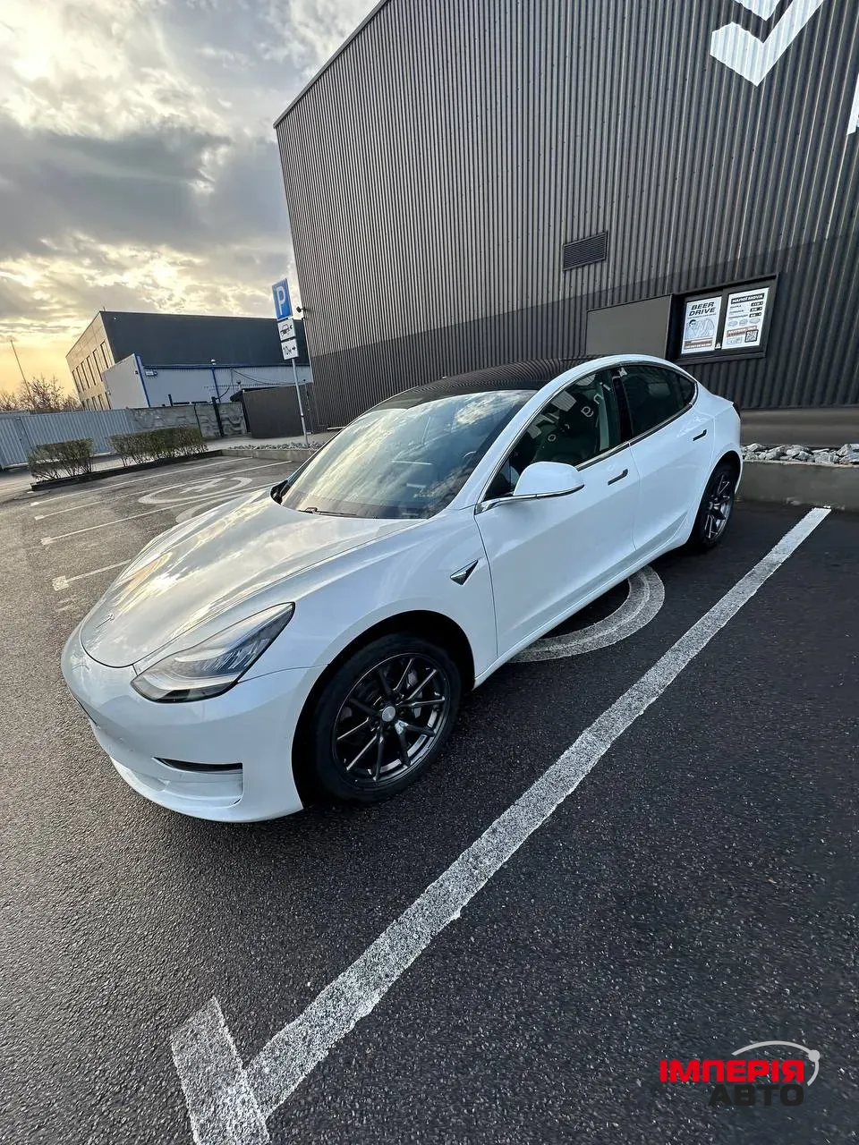 Tesla Model 3 - фото 1