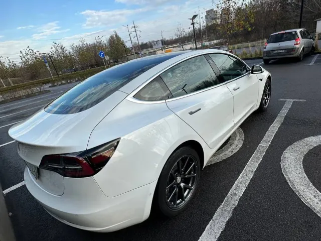 Tesla Model 3 - фото 4