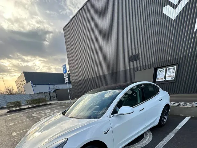 Tesla Model 3 - фото 1