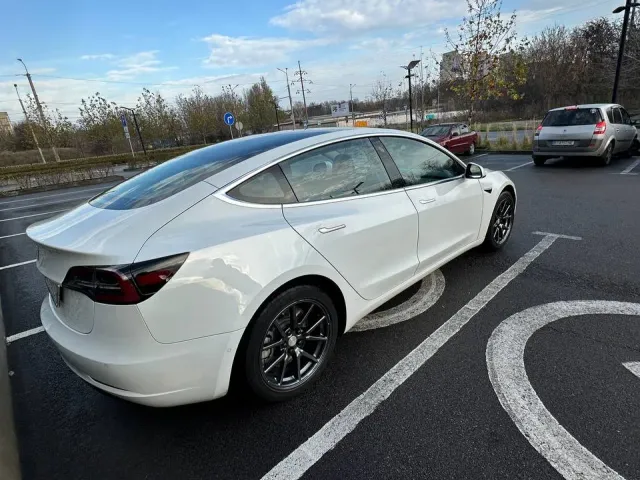 Tesla Model 3 - фото 3