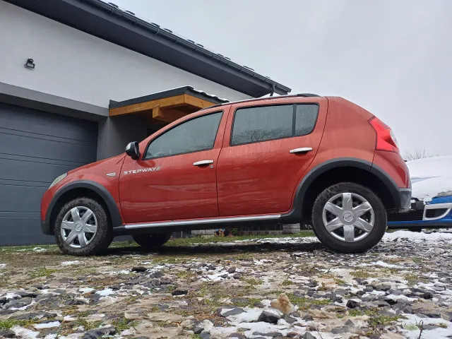 Dacia Sandero - фото 1