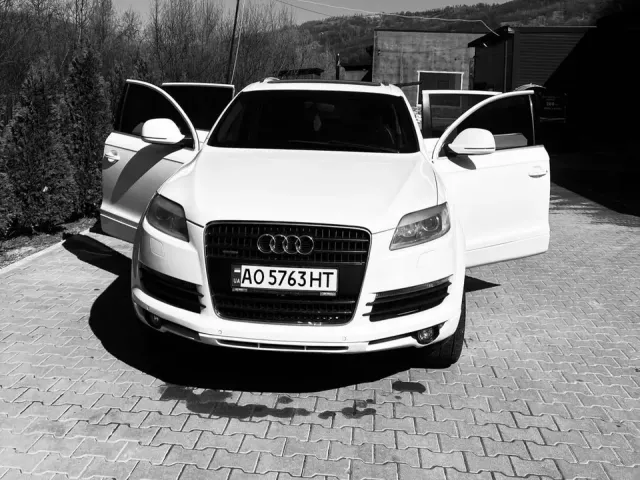 Audi Q7 - фото 1
