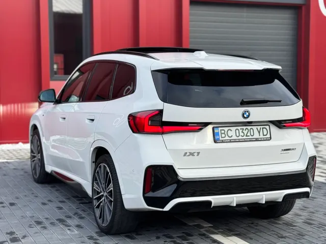 BMW iX1 - фото 4
