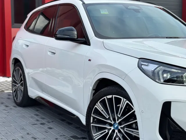BMW iX1 - фото 2