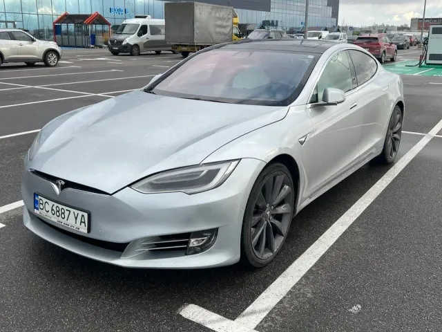 Tesla Model S - фото 1