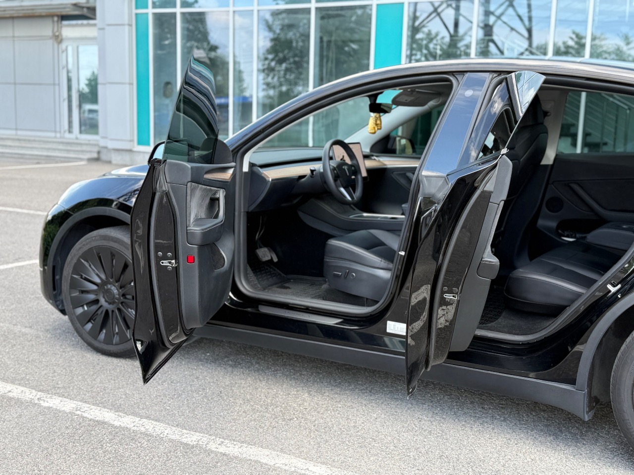 Tesla Model Y - фото 10