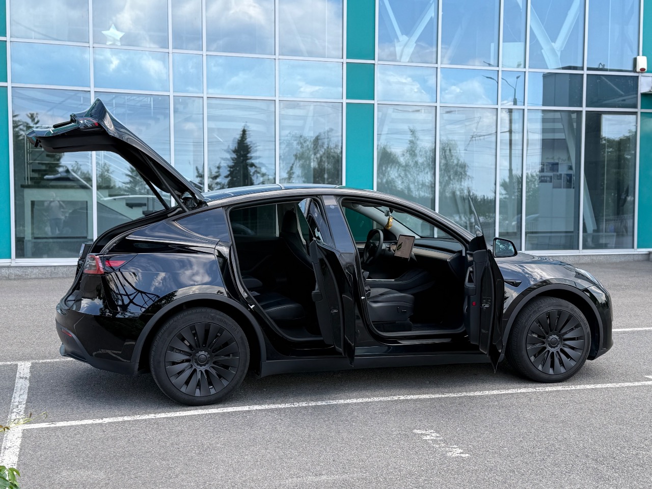Tesla Model Y - фото 11
