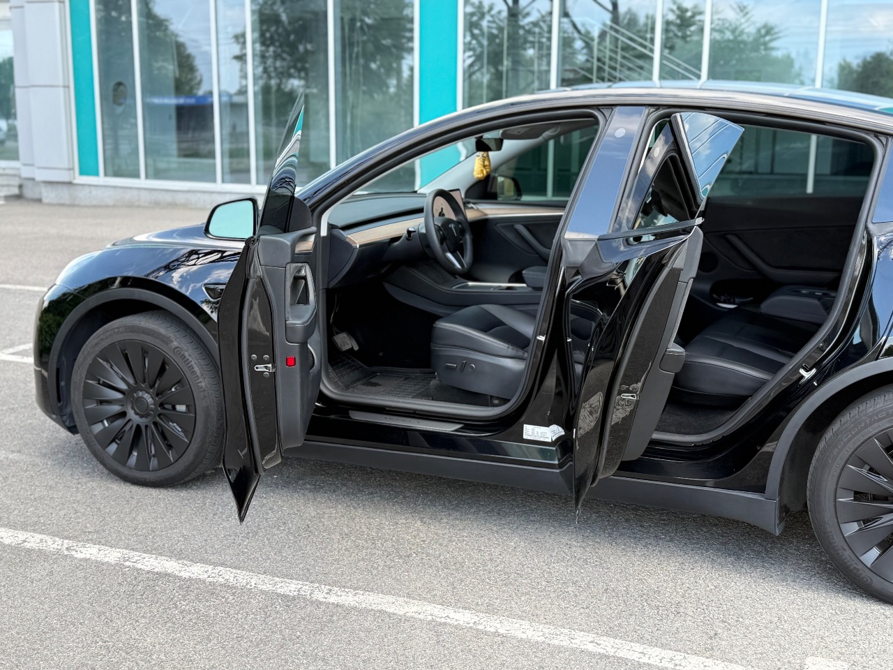 Tesla Model Y - фото 1