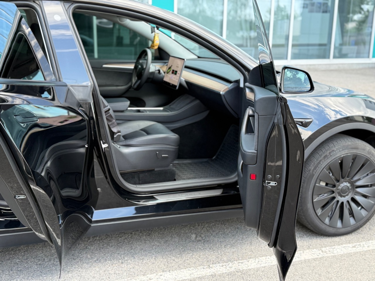 Tesla Model Y - фото 14