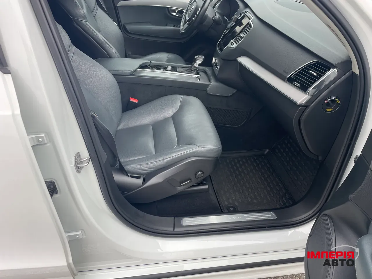 Volvo XC90 - фото 8