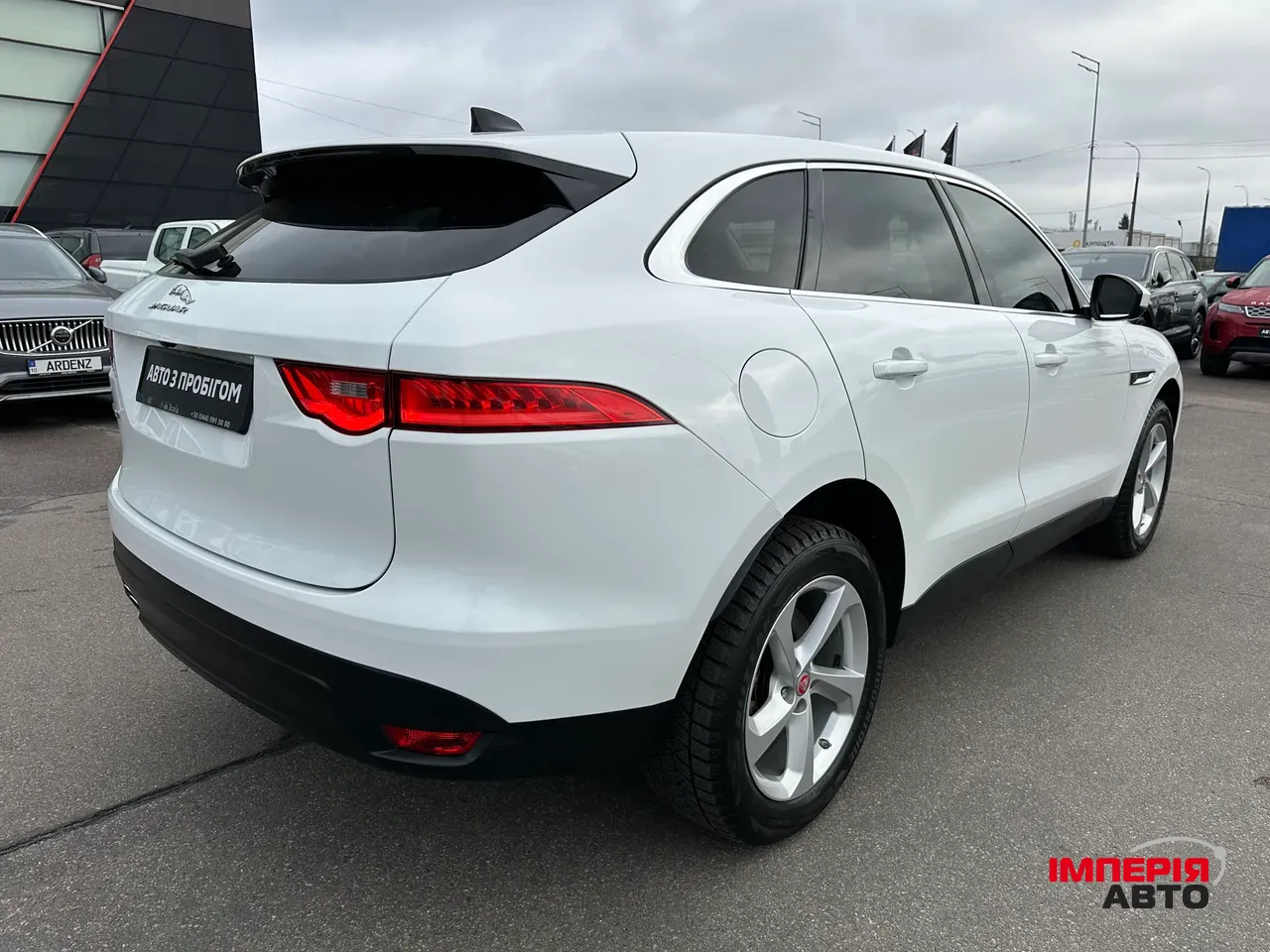 Jaguar F-Pace - фото 8