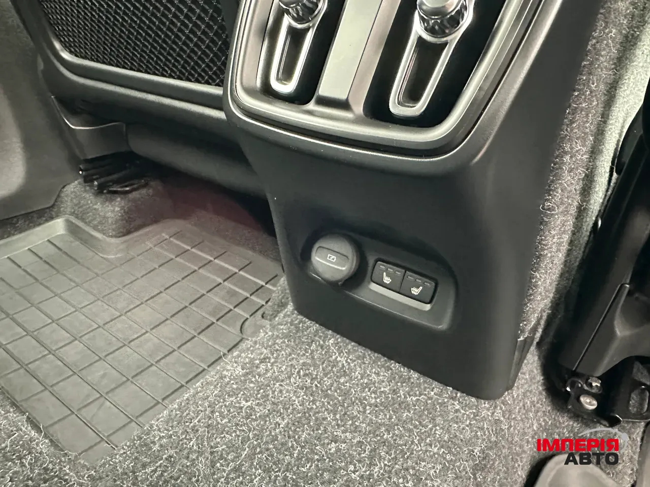 Volvo XC40 - фото 38