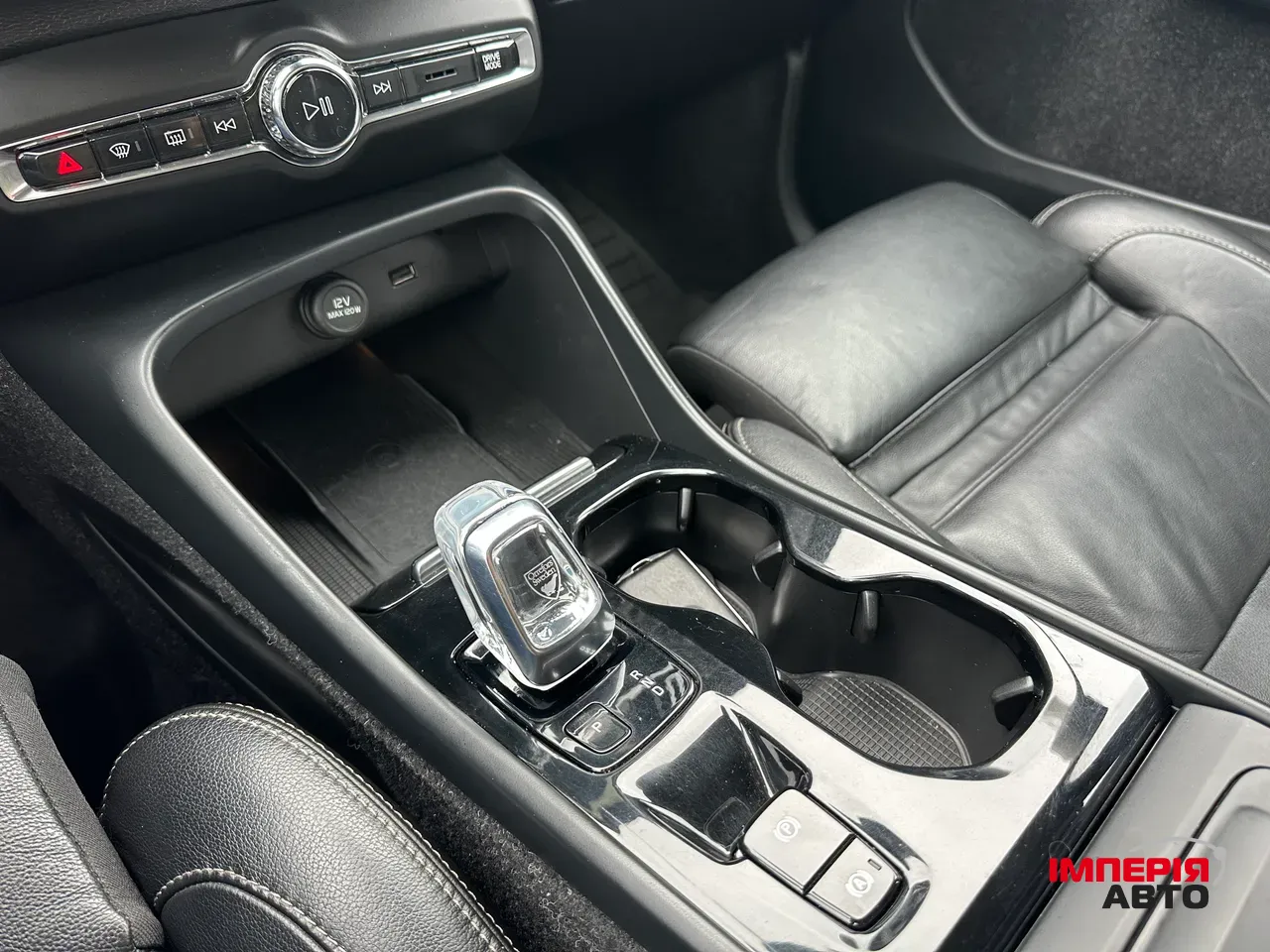 Volvo XC40 - фото 24