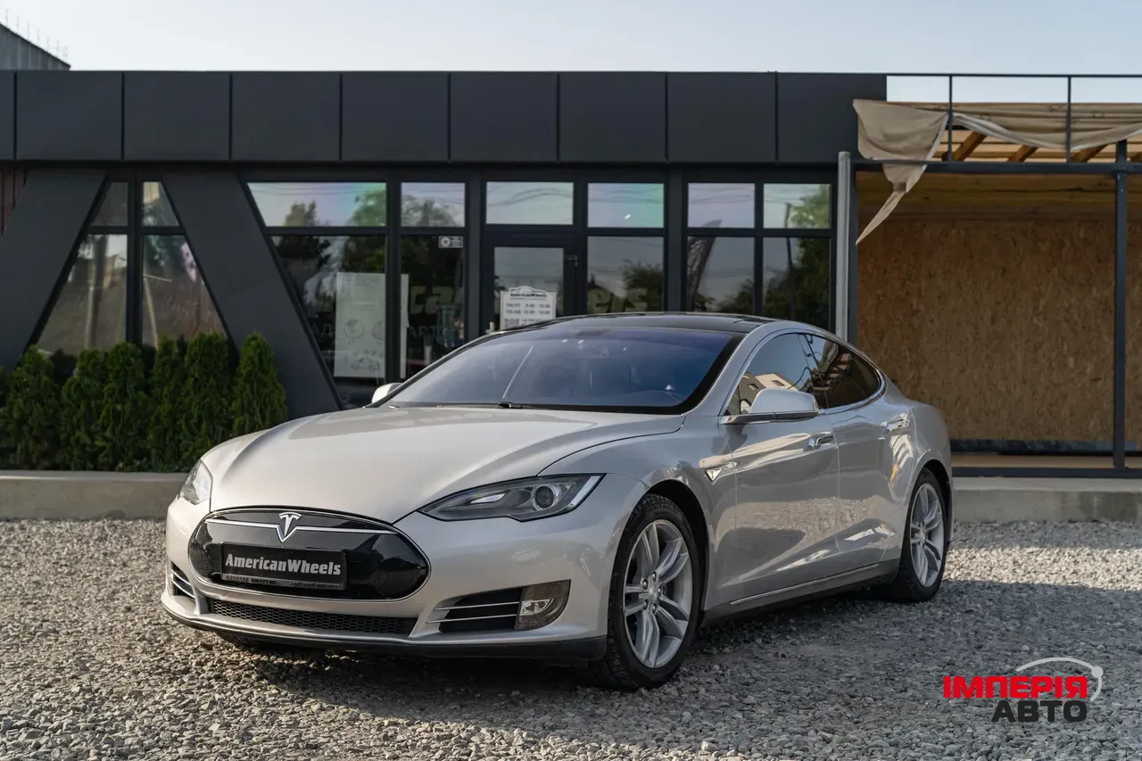 Tesla Model S - фото 1