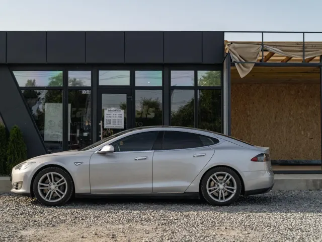 Tesla Model S - фото 4