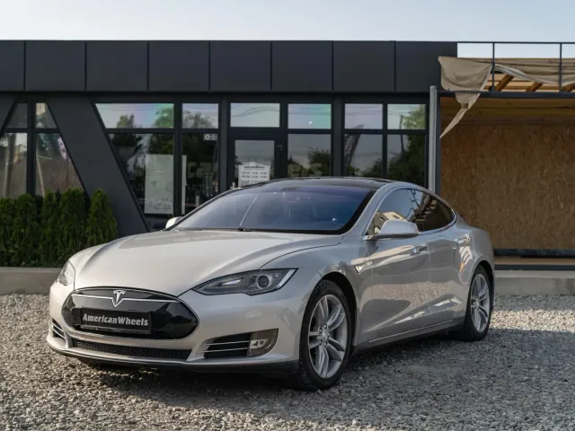 Tesla Model S - фото 1