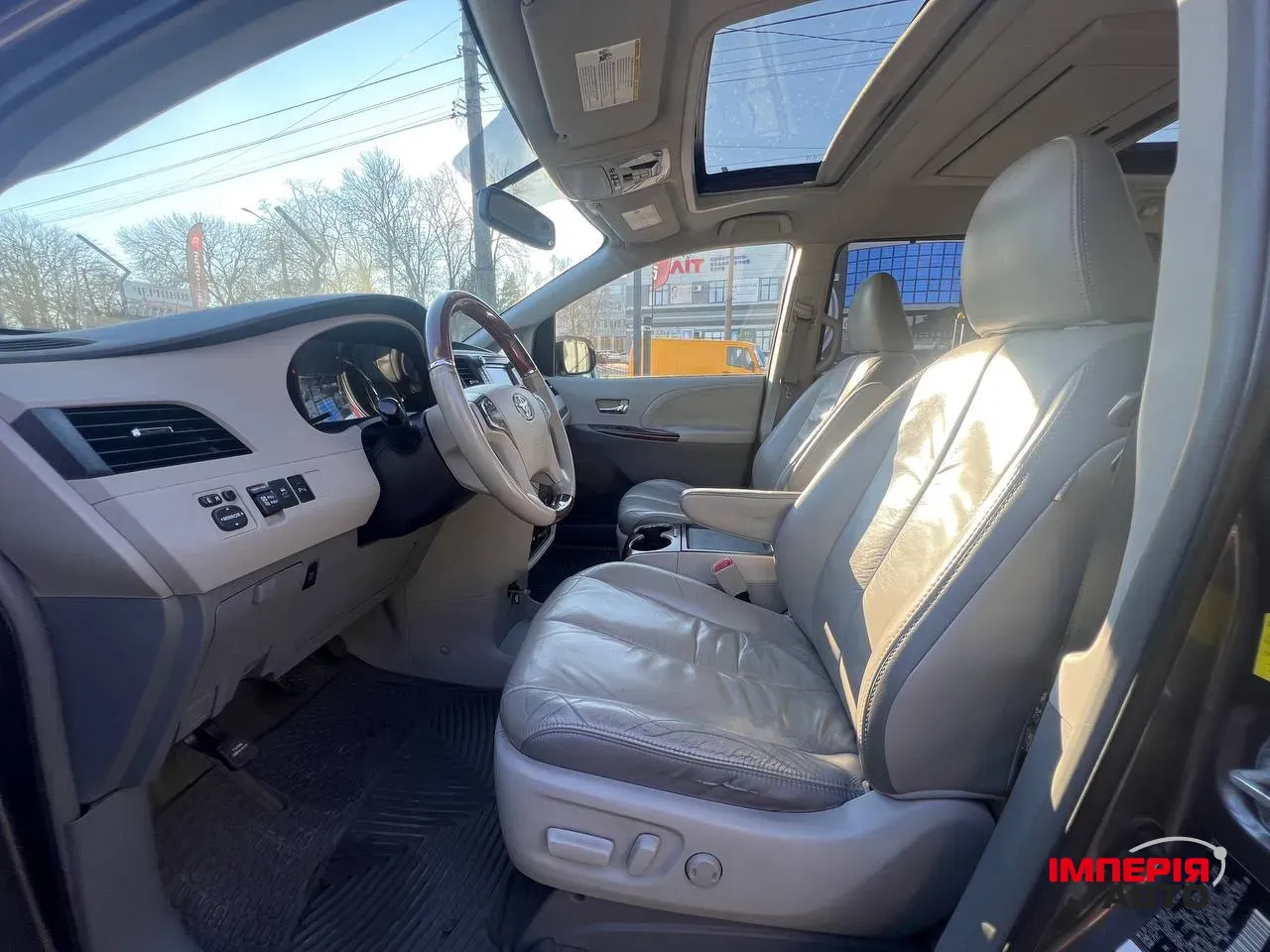 Toyota Sienna - фото 4