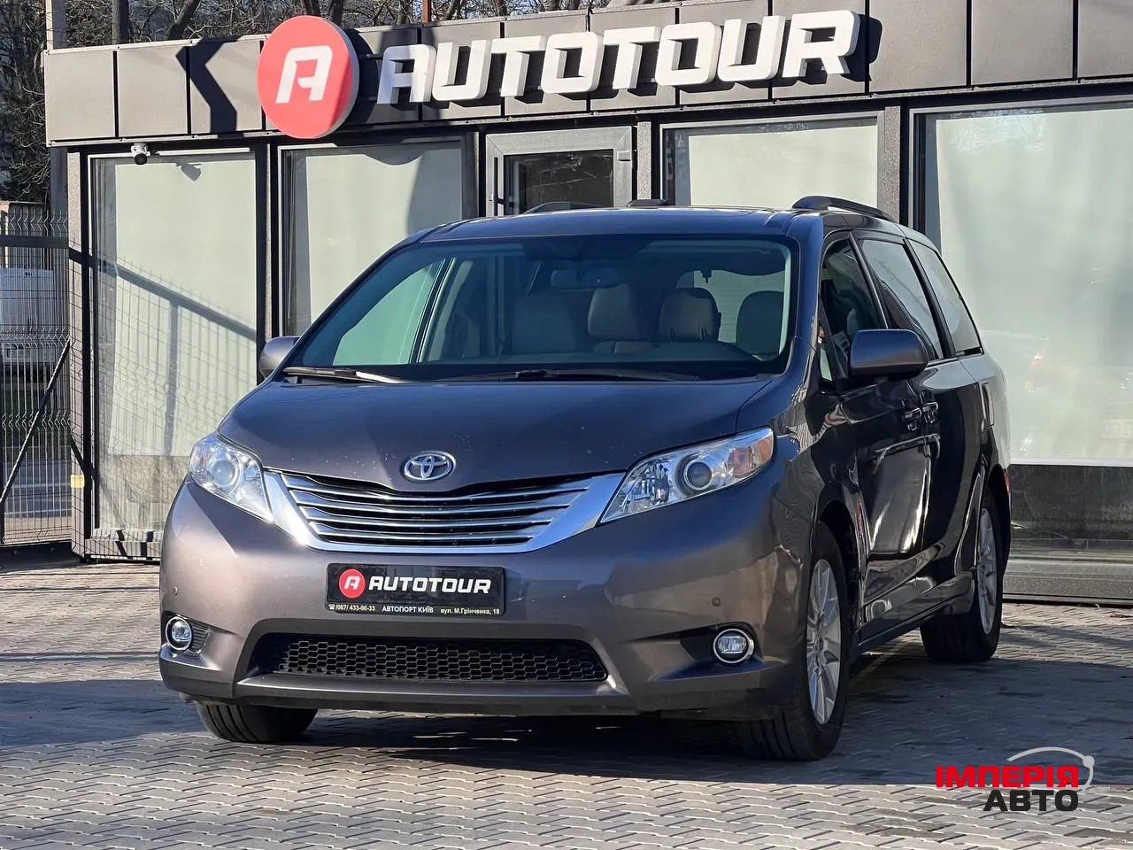 Toyota Sienna - фото 1