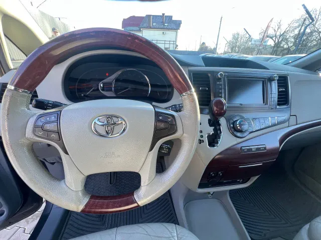 Toyota Sienna - фото 5