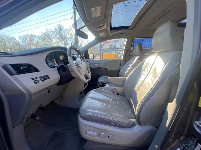 Toyota Sienna - фото 4