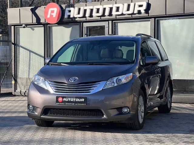 Toyota Sienna - фото 1