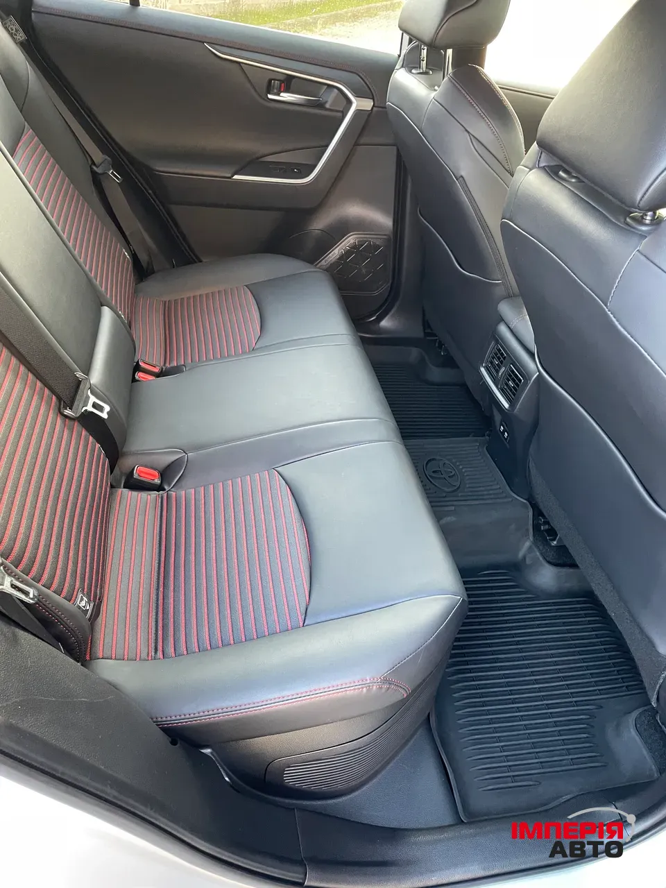 Toyota RAV4 - фото 8