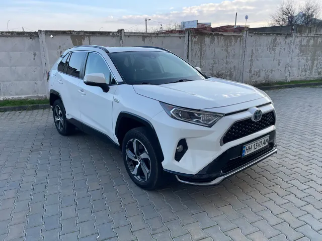 Toyota RAV4 - фото 1