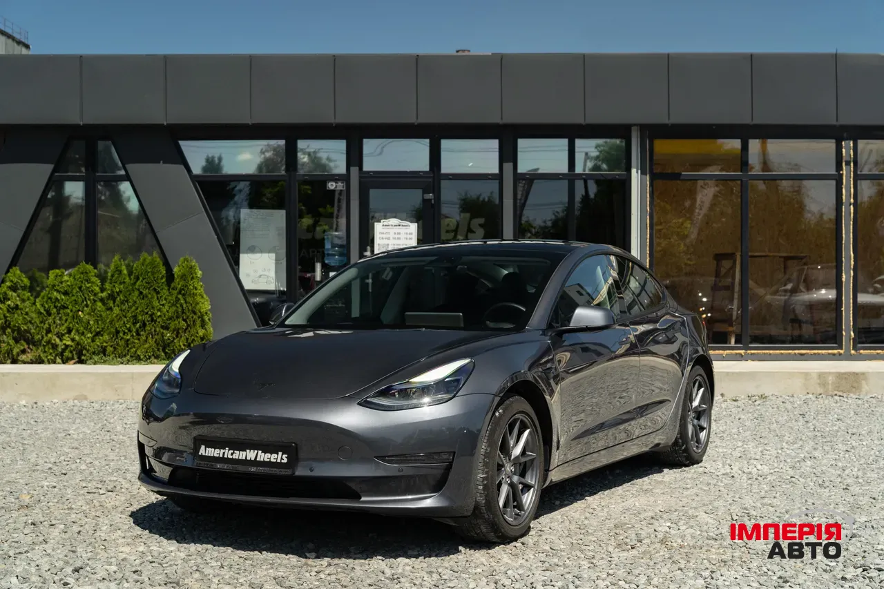 Tesla Model 3 - фото 1
