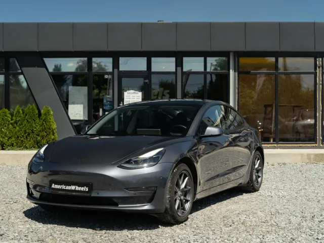Tesla Model 3 - фото 1