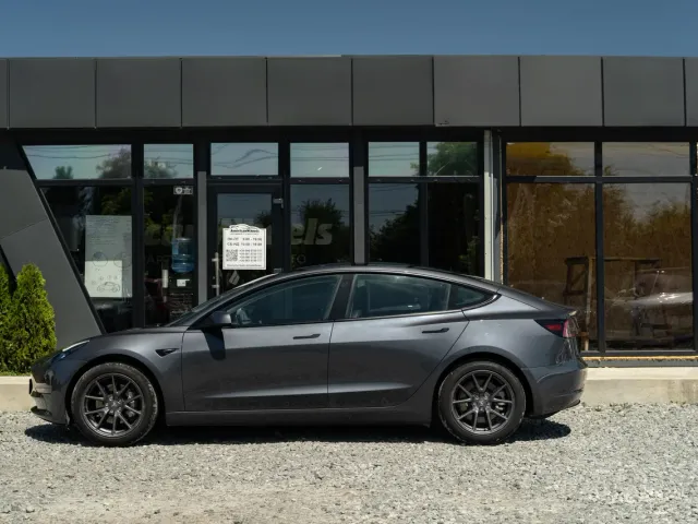Tesla Model 3 - фото 4