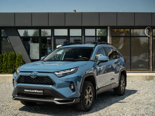 Toyota RAV4 - фото 1