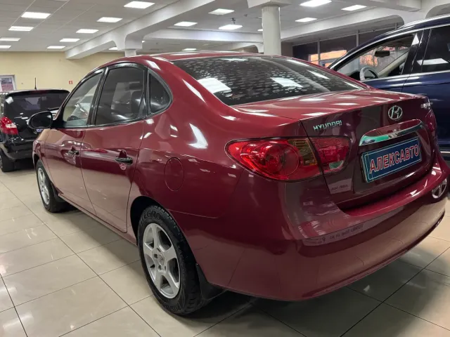 Hyundai Elantra - фото 4