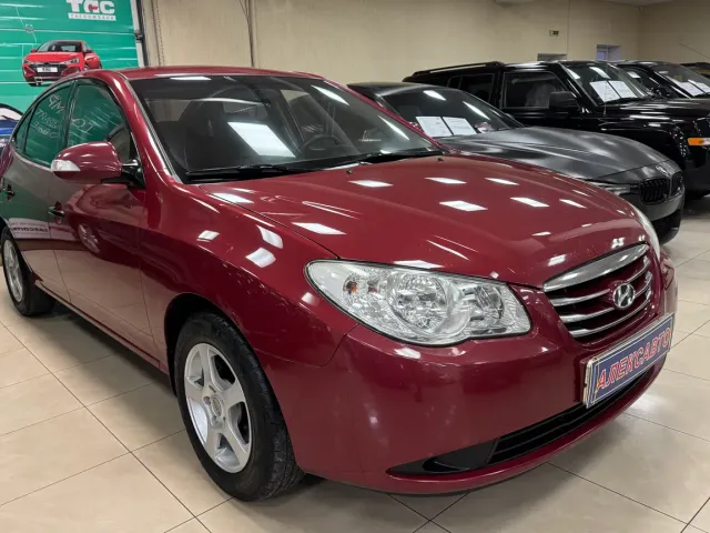 Hyundai Elantra - фото 1
