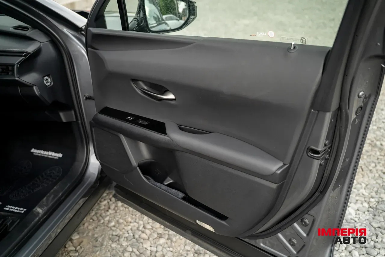 Lexus UX - фото 50