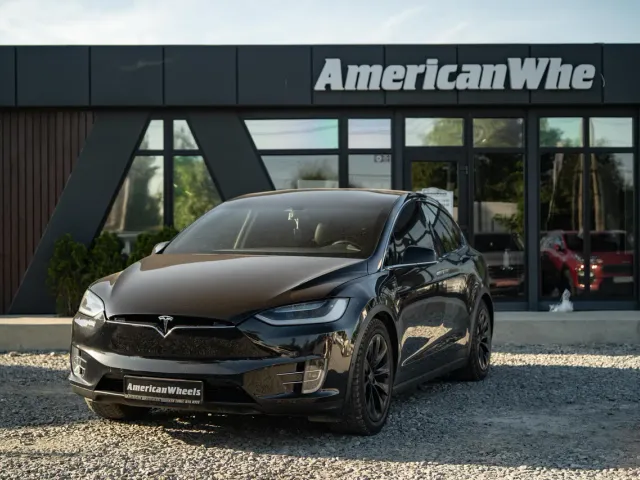 Tesla Model X - фото 1