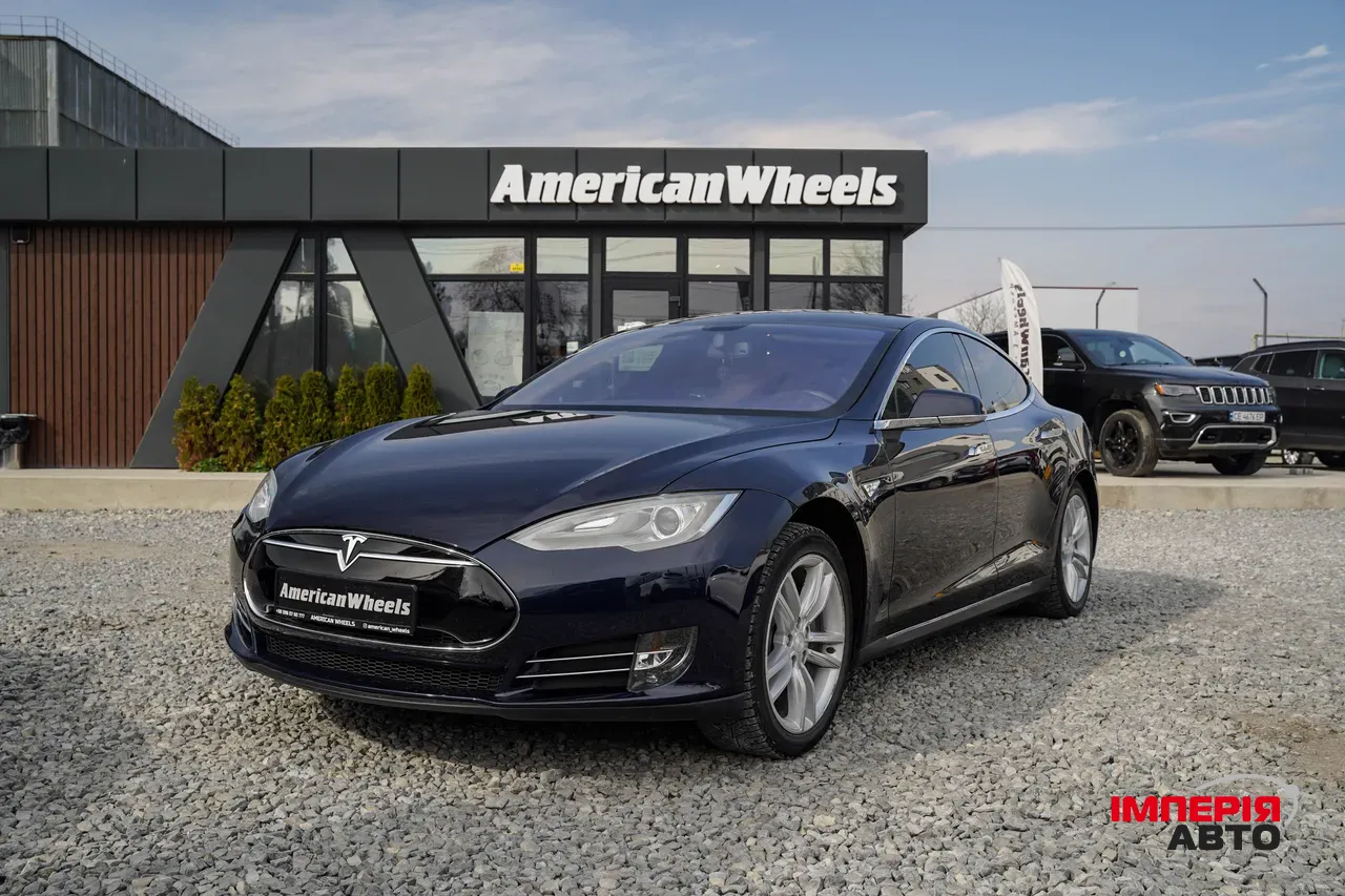 Tesla Model S - фото 1