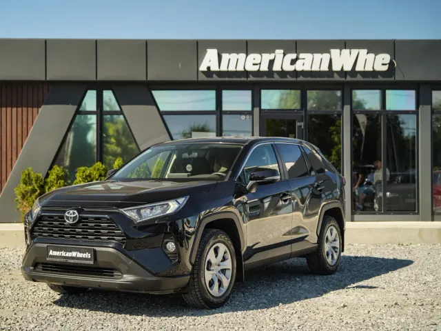 Toyota RAV4 - фото 1