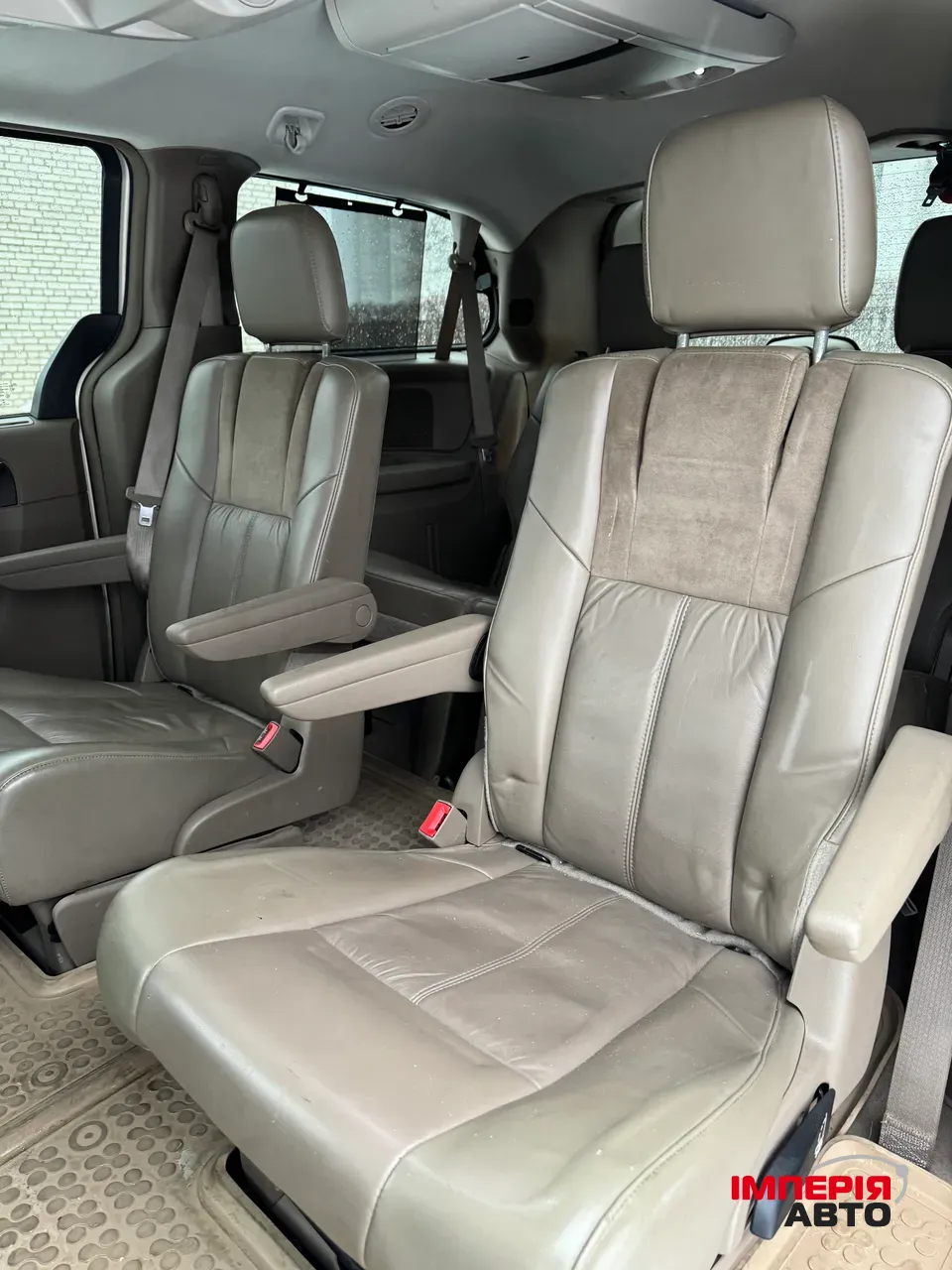 Chrysler Town & Country - фото 11