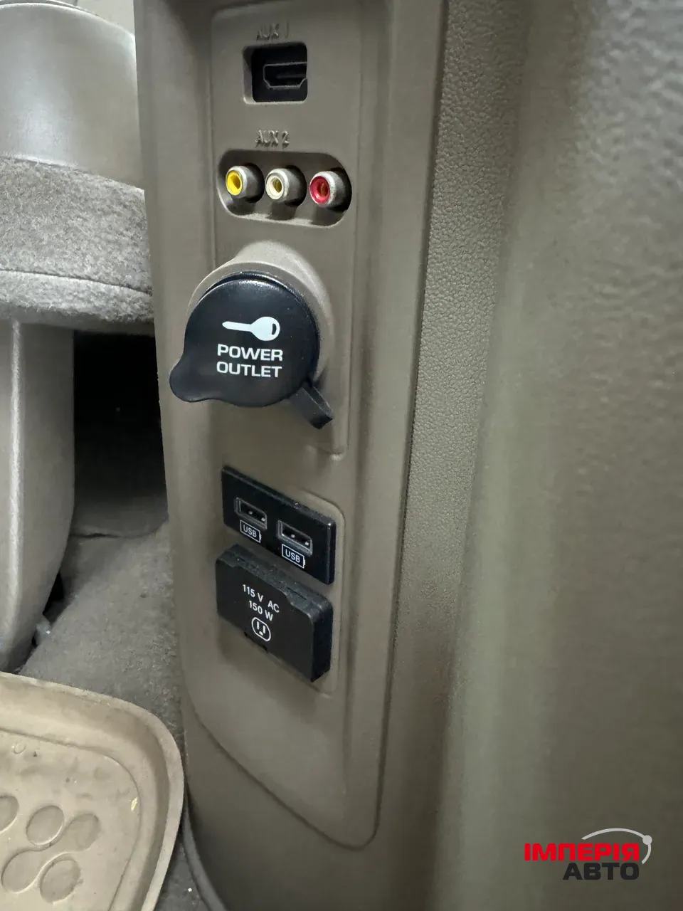 Chrysler Town & Country - фото 13