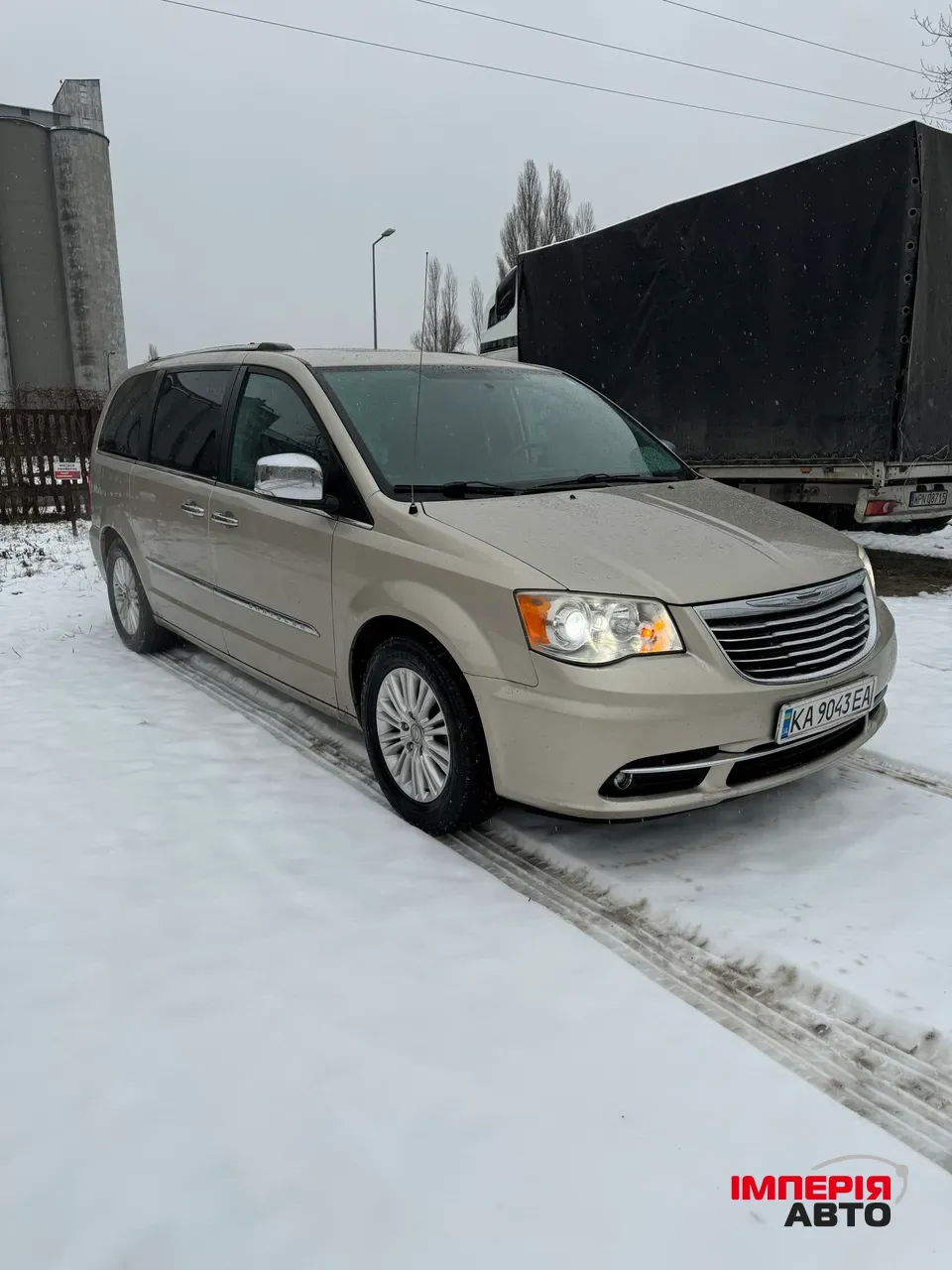 Chrysler Town & Country - фото 3