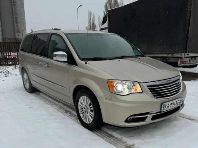 Chrysler Town & Country - фото 3