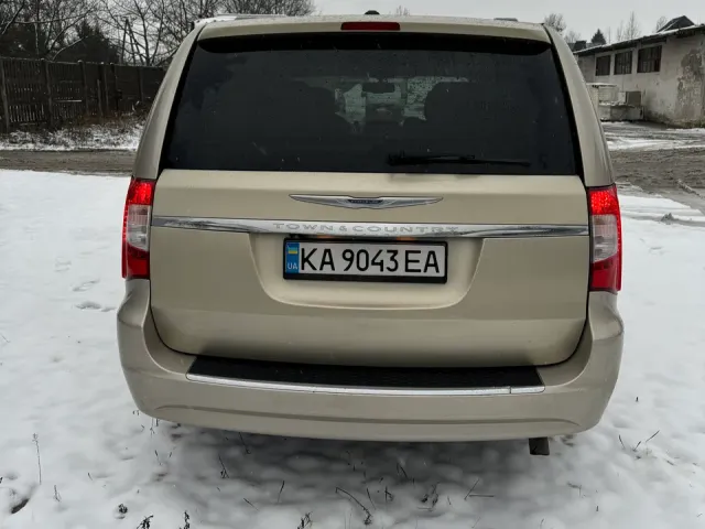 Chrysler Town & Country - фото 4