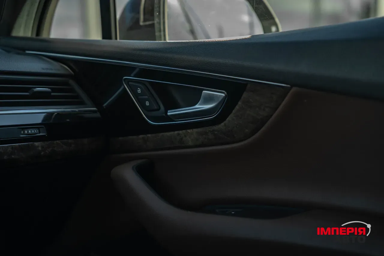 Audi Q7 - фото 24